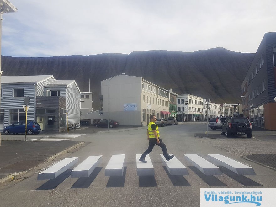 4 165 Az izlandiak új közlekedés lassító megoldása a lebegő zebra!