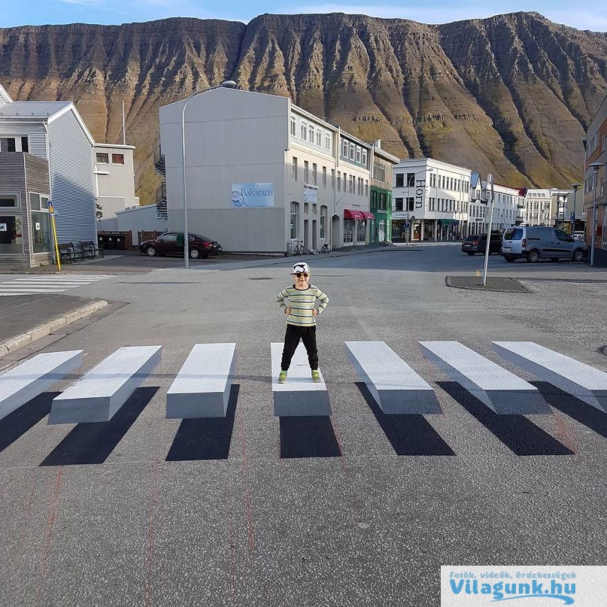 5 162 Az izlandiak új közlekedés lassító megoldása a lebegő zebra!