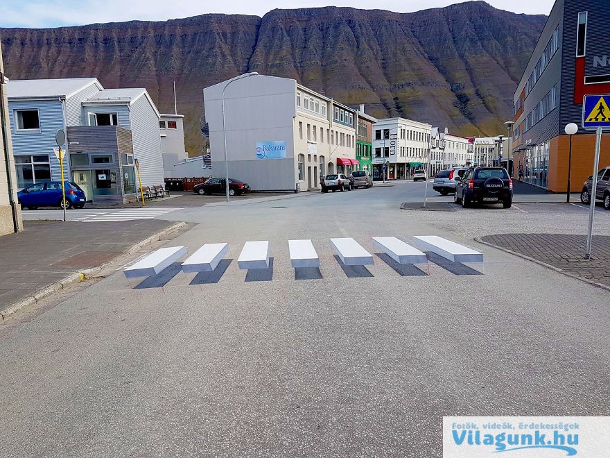 7 155 Az izlandiak új közlekedés lassító megoldása a lebegő zebra!