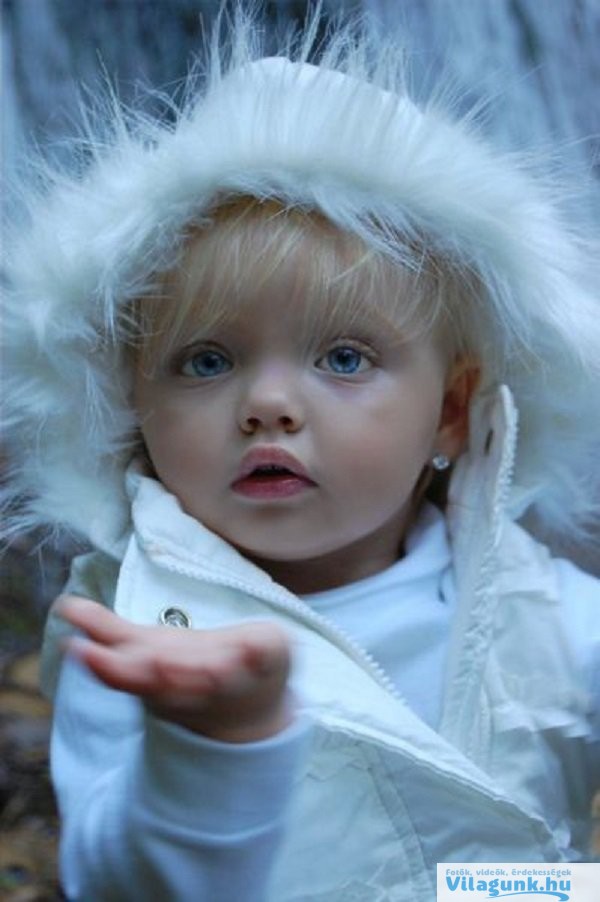 7 15 Emlékszel még erre a gyönyörű kék szemű kislányra? Így néz ki napjainkban...