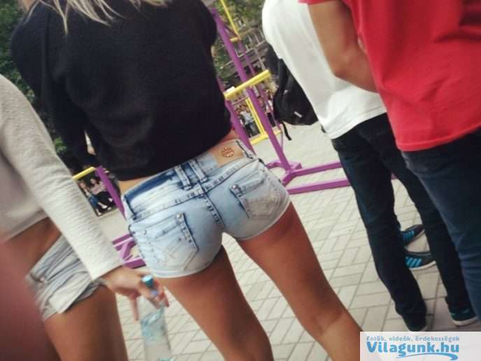 Фото сочной девушки в джинсовых шортах на улице
