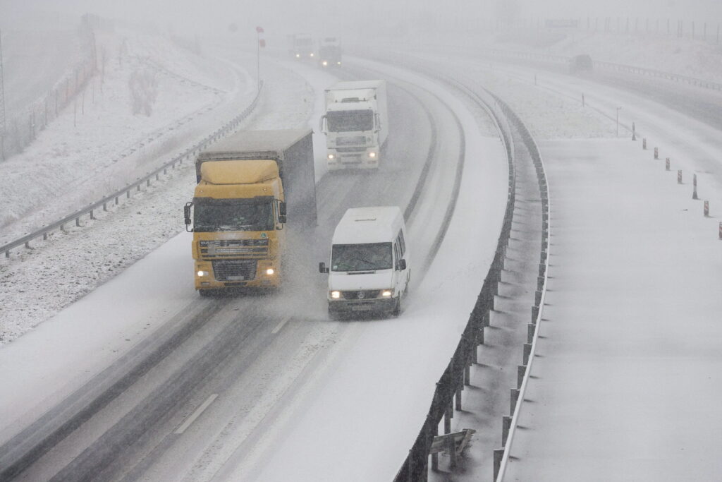 20140124ho havazas idojaras autok a Ma este havazással érkezik az igazi tél