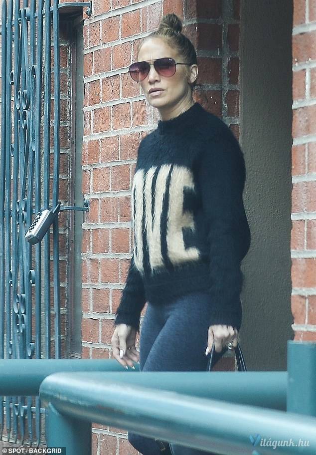 03 12 Mi történhetett Jennifer Lopez arcával? Mintha titkolna valamit - a rajongók pedig találgatnak