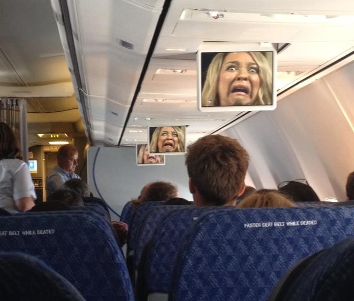 17 12 17 kép, ami bemutatja, milyen váratlan dolgok fordulhatnak elő egy repülőgépen.