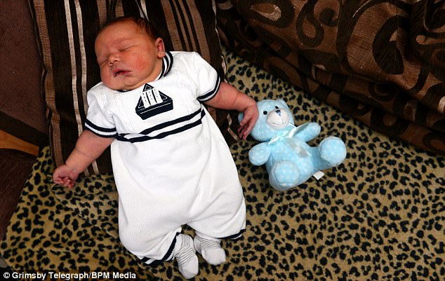9kg baba2 Természetes úton hozta világra 9 kilós babáját egy brit nő