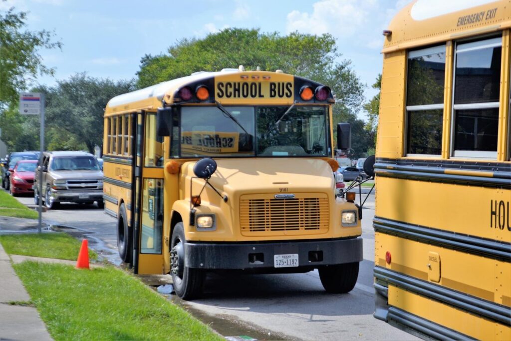 schoolbuses28011341920 Az internet hősnője lett a síró kisfiút vigasztaló buszsofőrnő