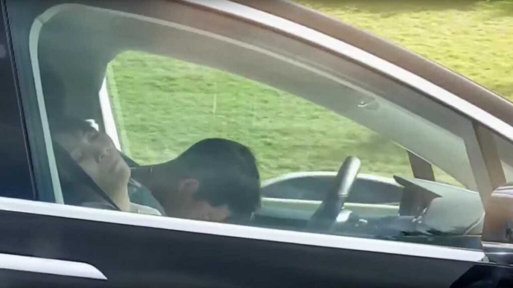 tesla autopilot alszik Félelmetes videó: A Tesla vezetője és utasa is aludt, miközben az autópályán száguldottak