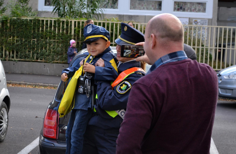 A 4 éves kisfiút rendőrök vitték óvodába - Valóra váltották Benett álmát