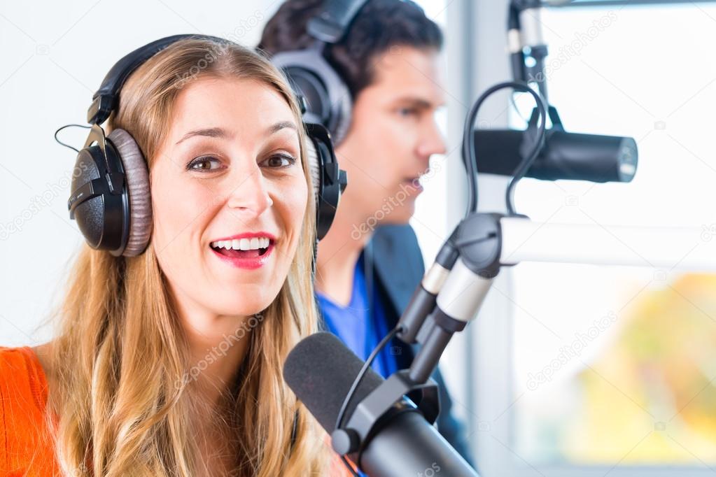 depositphotos 82582704 stock photo radio presenters in radio station Most megtudhatod néhány szakma piszkos titkait, amelyek eddig rejtve voltak előttünk - Teljesen ki fogsz akadni rajtuk