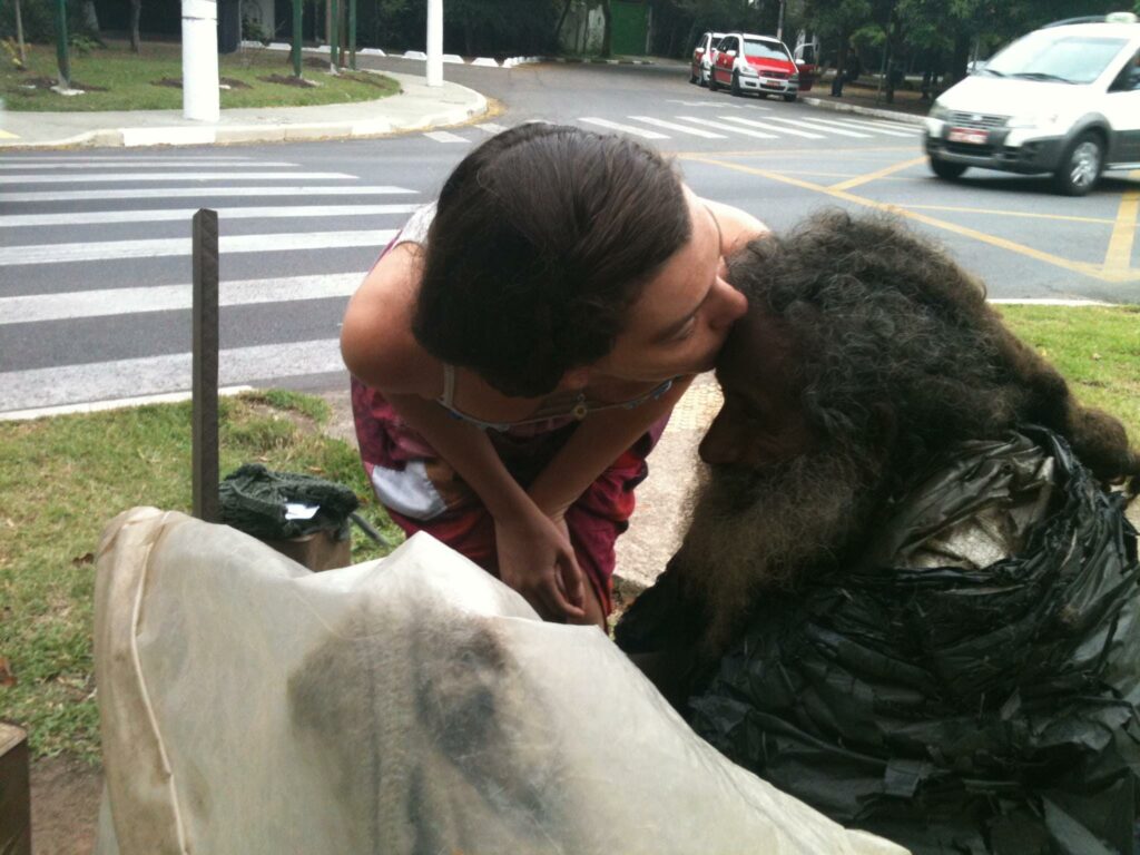 hgen1 1 Egy nő csókkal jutalmazott egy hajléktalan férfit, miután ő elárulta neki, ki is valójában