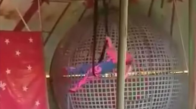 00 16 A budapesti cirkusz artistanője négy métert zuhant előadás közben - Videón a szörnyű baleset