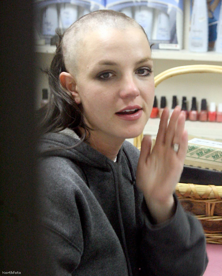 001 1 Kiderült a titok - Ezért nyírta kopaszra haját Britney Spears 2007-ben