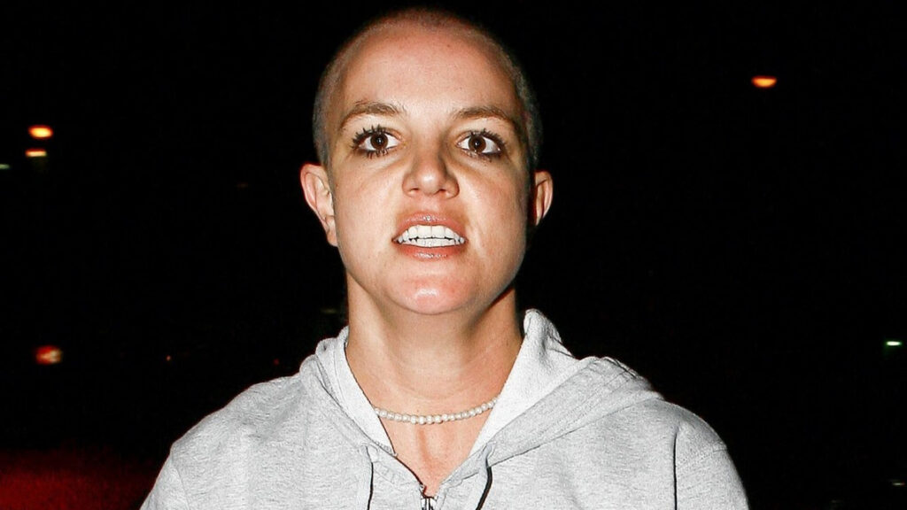 CLak9kqTURBXy8zN2IyOGZkZjAxZTJjNWJmYWViODIzYWRjMzcxZDA0Mi5qcGVnkpUDACzNBLDNAqOTBc0HgM0EOIGhMAE Kiderült a titok - Ezért nyírta kopaszra haját Britney Spears 2007-ben