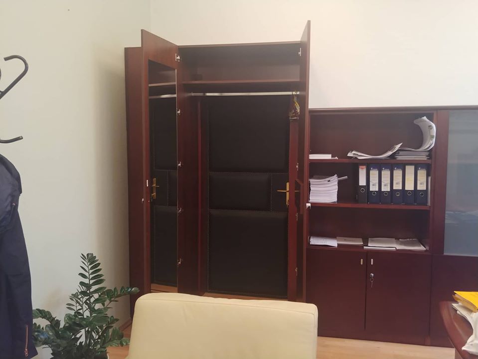 ajto 2 Egy szekrény mögött találtak titkos ajtót a ferencvárosi polgármesteri irodában