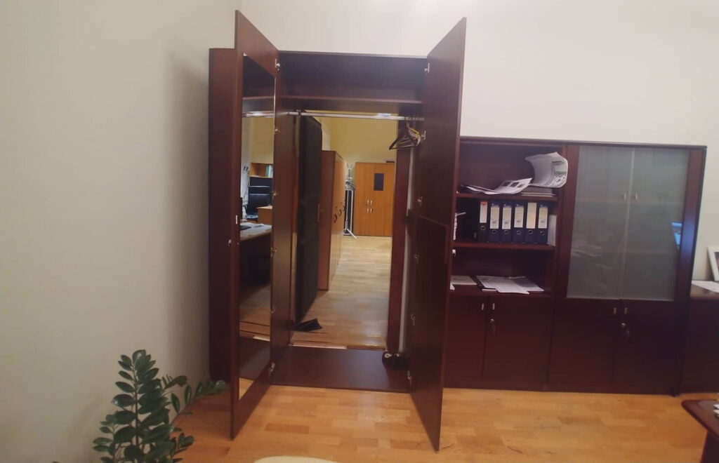 titkosajto 1 2 Egy szekrény mögött találtak titkos ajtót a ferencvárosi polgármesteri irodában