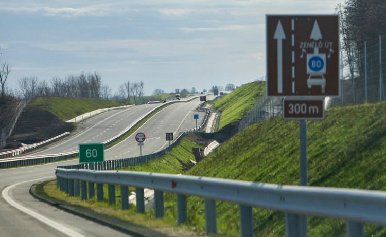 04 16 Torkig vannak a helyiek a zenélő 67-es úttal - "Olyan, mint egy rossz lakodalmas zene"