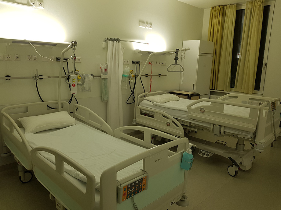 4 5 Fotók a koronavírus-gyanús magyar nőről és bécsi kórházi szobájáról