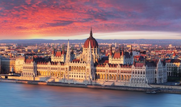 depositphotos 71306591 stock photo budapest parliament at dramatic sunrise 1 Videó készült Budapestről - Ez a valaha látott legszomorúbb felvétel a magyar fővárosról