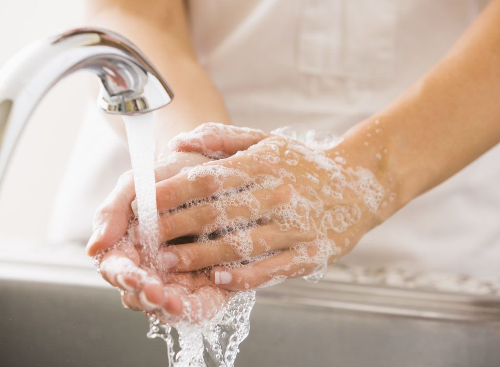 gettyimages 476804983 1024x753 1 Egy ápolónő megmutatta, milyen könnyű elkapni a koronavírust, akár kesztyűben is