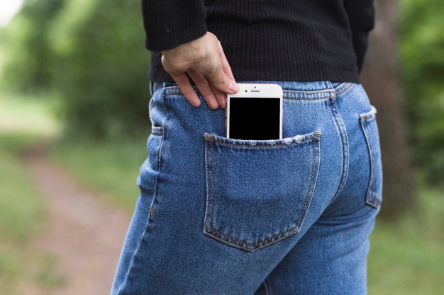 female s hand taking cellphone from jeans pocket 23 2147854186 21 meglepő technológiai tény, amitől tátva marad a szád