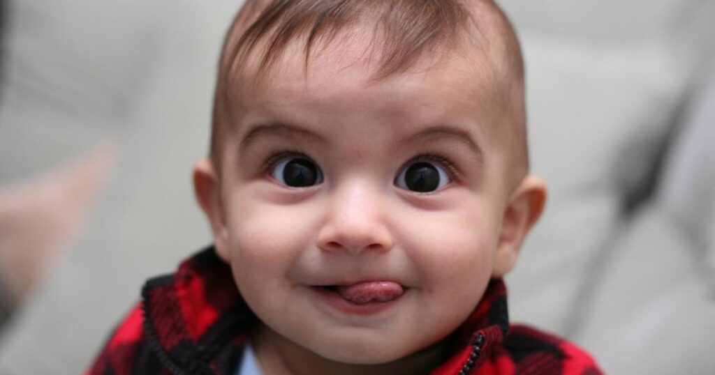 gyerek en.wikipedia.org 980x480 A nagyobb fejmérettel született babák, az átlagnál intelligensebb és sikeresebb felnőttek lesznek