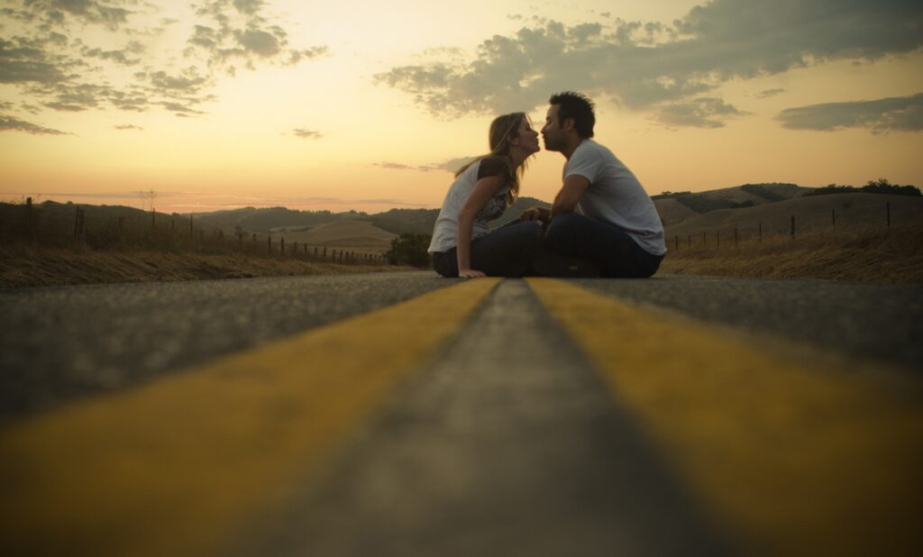 love couple kissing on road 1 18 vicces dolog, aminek legalább egyszer minden párral meg kell történnie