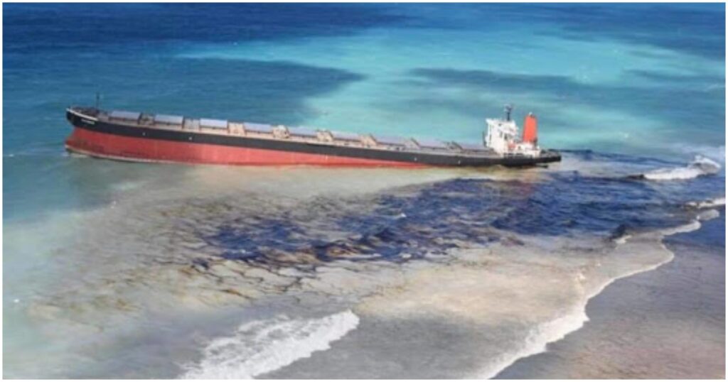 00 16 Egy megfeneklett teherhajó miatt több tonnányi üzemanyag ömlik az óceánba Mauritiusnál
