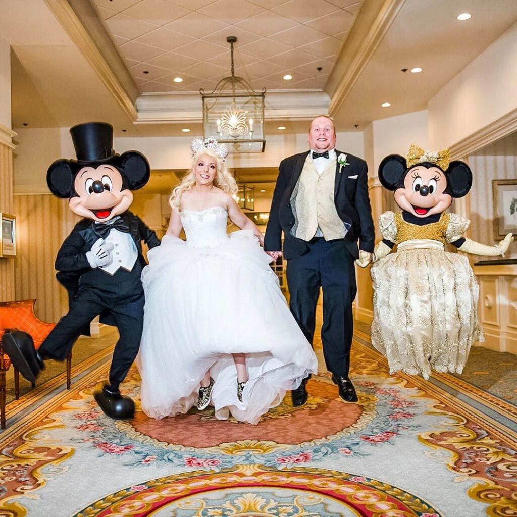 117685783 640868873454709 3989491361826270016 n 1 Így házasodnak meg az igazi Disney fanatikusok - Íme a képek