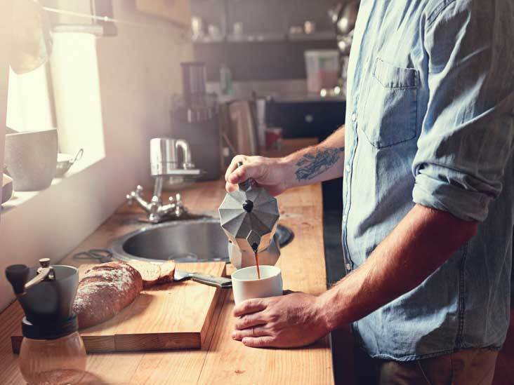 AN190 Man Pouring Espresso 732x549 thumb 10 egyszerű dolog, amivel minden nőt boldoggá tehetünk