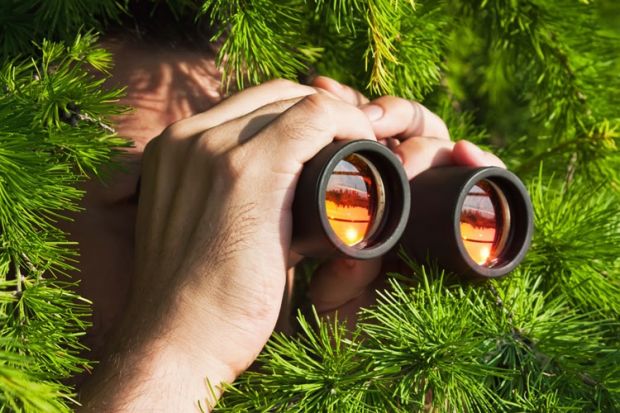 man spying with binoculars 10+1 trükk, hogy megvédd a gyermeked az emberrablóktól