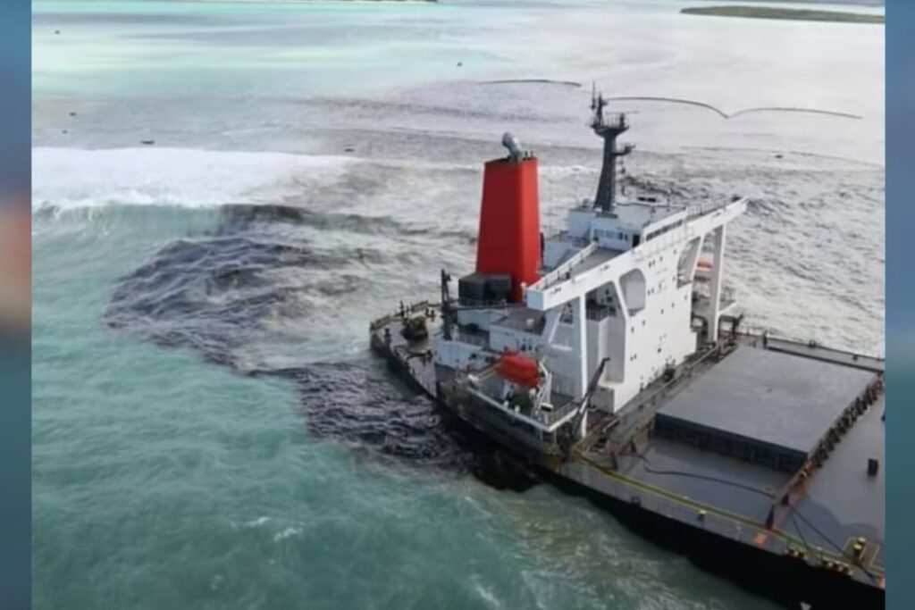 mauritiusteherhajoyt Egy megfeneklett teherhajó miatt több tonnányi üzemanyag ömlik az óceánba Mauritiusnál
