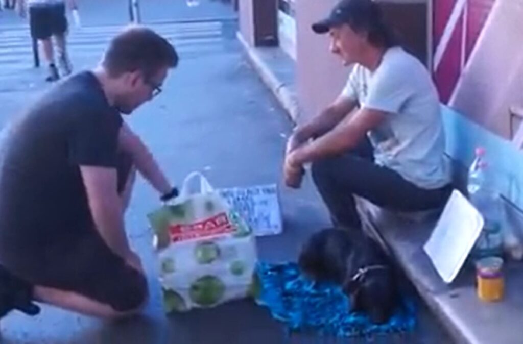 1 30 Egy hajléktalan férfi, akinek döntenie kellett, hogy az ételt vagy a pénzt választja - Válasza mindenkit megdöbbentett
