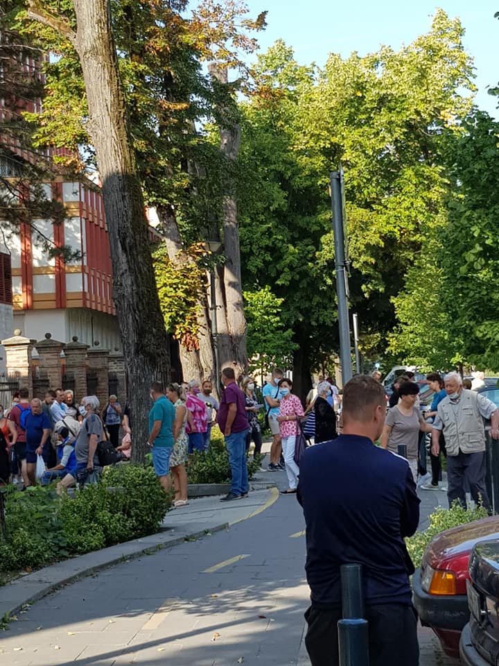 1 35 Hihetetlen mekkora sor állt a kaposvári kórház előtt