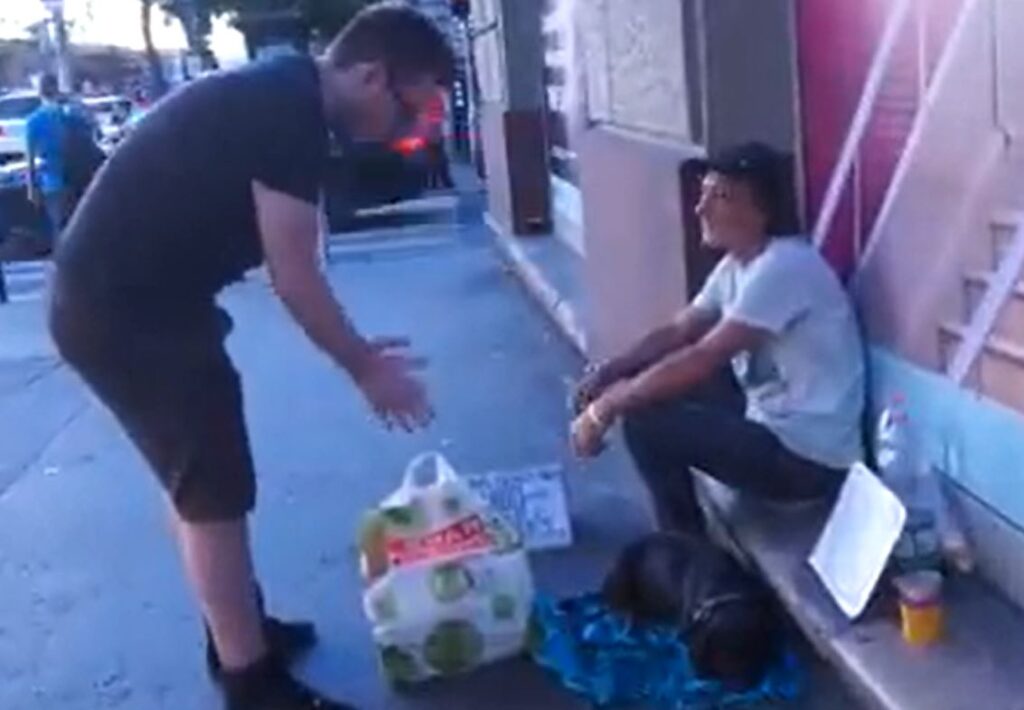 2 26 Egy hajléktalan férfi, akinek döntenie kellett, hogy az ételt vagy a pénzt választja - Válasza mindenkit megdöbbentett