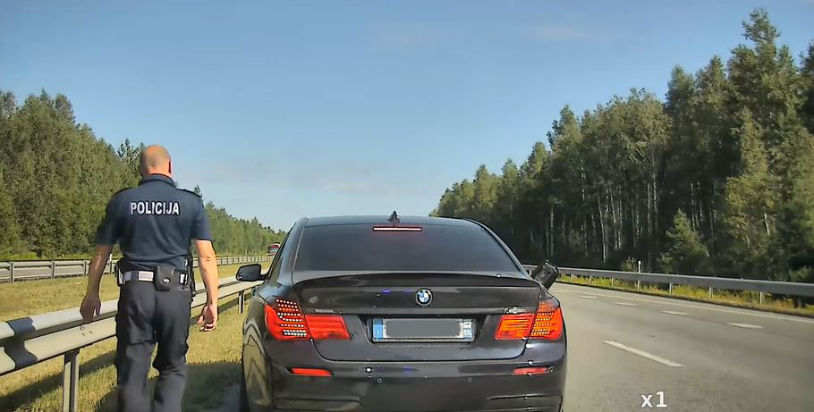Kepkivagas 1 Filmbe illő autós üldözés után fogták el a szabálytalankodó BMW-st. Íme a videó!