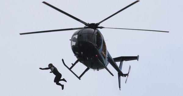 40 meterrol helikopterrol ugrott a tengerbe 600x315 crop Egy helikopterről, ejtőernyő nélkül vetette magát a mélybe a brit férfi