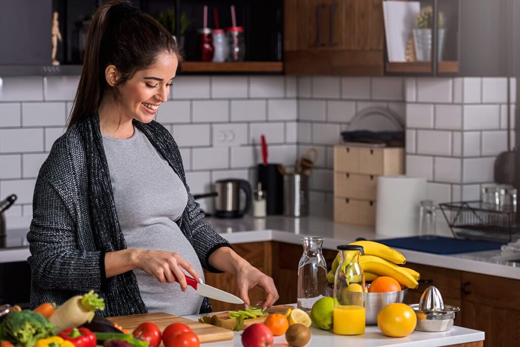 Pregnant Woman Eating Healthy Food 9 dolog, amit minden nőnek tudnia kell még a szülés előtt