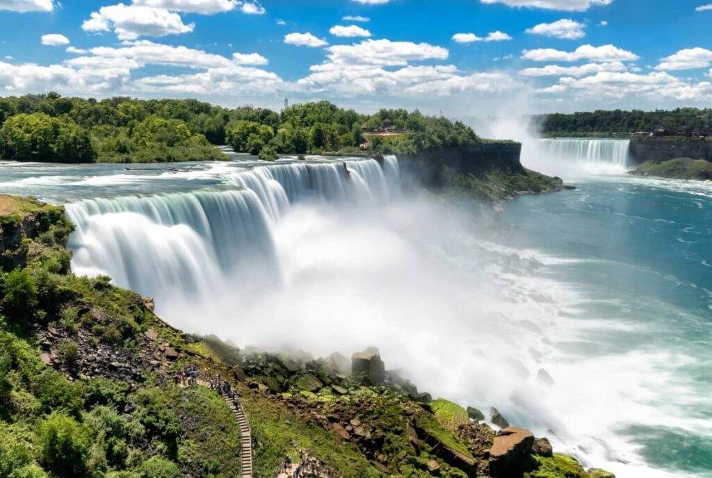 shutterstock 565337620 1170x786 1 Magyar nemzeti színekben pompázott a világhírű Niagara-vízesés