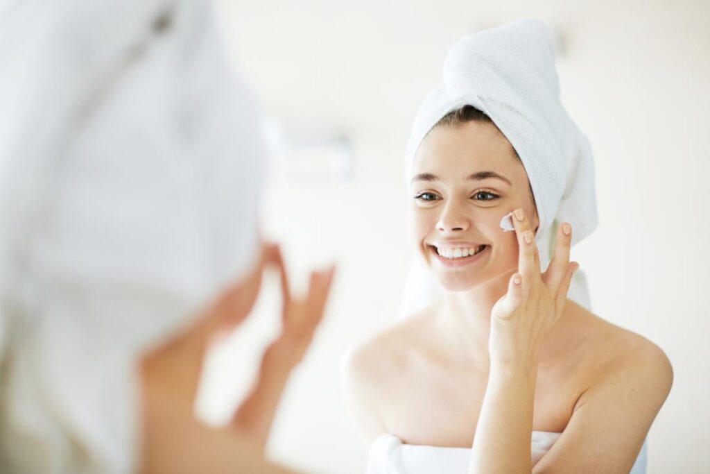 woman putting on face cream 10 dolog, amit a férfiak szeretnek a női testen