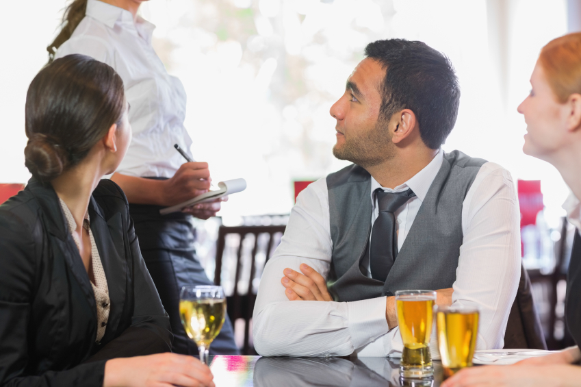 Business people talking to the waiter Íme 21 etikett szabály, amint nemcsak a férfiaknak, de a nőknek is ismerni kell