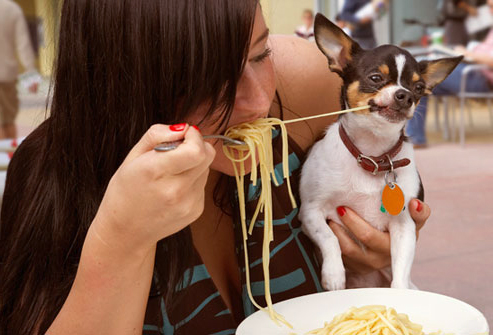 getty rm woman sharing pasta with dog EDIT Ez az 5 tény bebizonyítja neked, miért tilos csókolgatni az állatokat