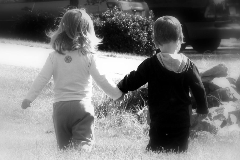 kids holding hands 1024x682 1 30 év után felfedte kilétét az internet legaranyosabb ovis szerelmespárja, Kata és Pocak