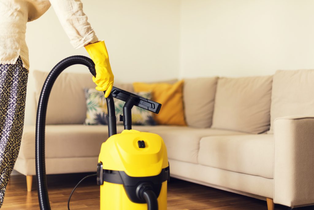 woman cleaning sofa with yellow vacuum cleaner KR2WAPQ 1024x684 1