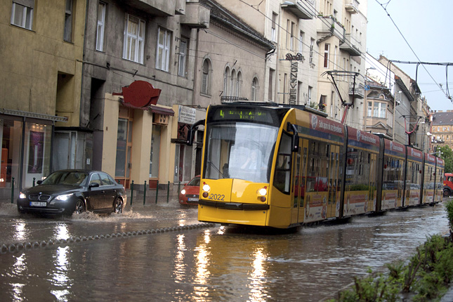 kep 2020 12 11 213808 A 7 éves kislány egy szál pólóban, sírva állt a buszmegállóban büntetésből. Milyen anya az ilyen?