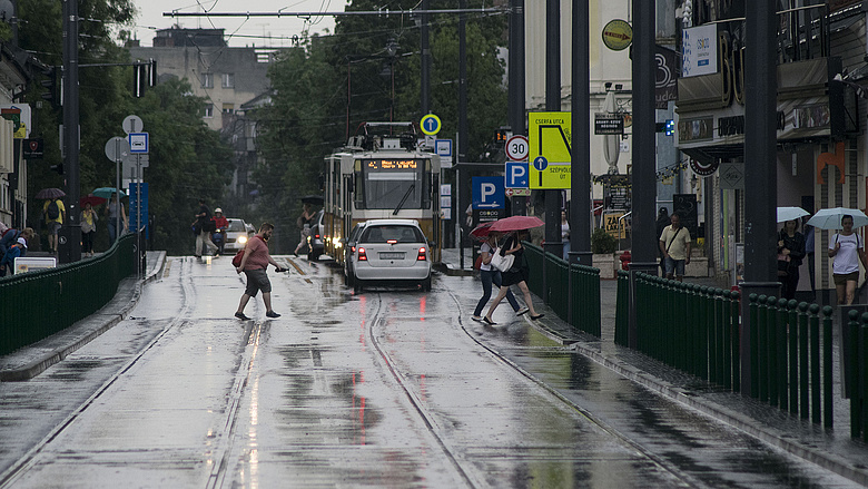 kep 2020 12 11 213859 A 7 éves kislány egy szál pólóban, sírva állt a buszmegállóban büntetésből. Milyen anya az ilyen?