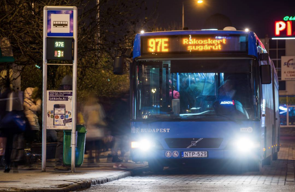 kep 2020 12 11 213934 A 7 éves kislány egy szál pólóban, sírva állt a buszmegállóban büntetésből. Milyen anya az ilyen?