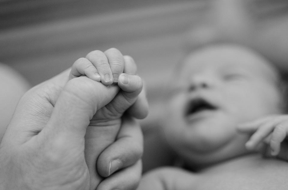 baby 1271742 960 720 1 Bizarr kérdéssel sokkolta a felhasználókat egy nő - "Szerintetek melyikük a gyerekem apja?"