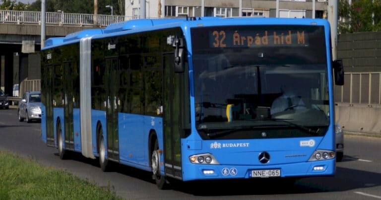 Egy 24 éves buszsofőr, akit mindenki túl szépnek tart ahhoz, hogy ezt a munkát csinálja