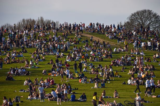 0 Heatwave in London UK 30 Mar 2021 A korlátozások meghosszabbításától tartanak a szakemberek, mert a britek tömegesen vonultak ki a parkokba