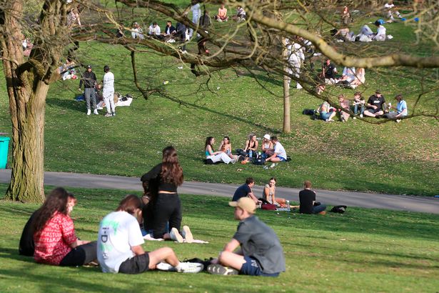 0 JAJ TEM 300321Arboretum 006JPG A korlátozások meghosszabbításától tartanak a szakemberek, mert a britek tömegesen vonultak ki a parkokba